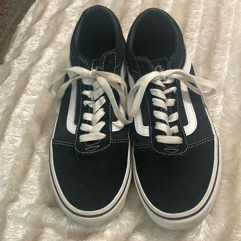 Vans / Men’s size 7 / Black w/ white trim